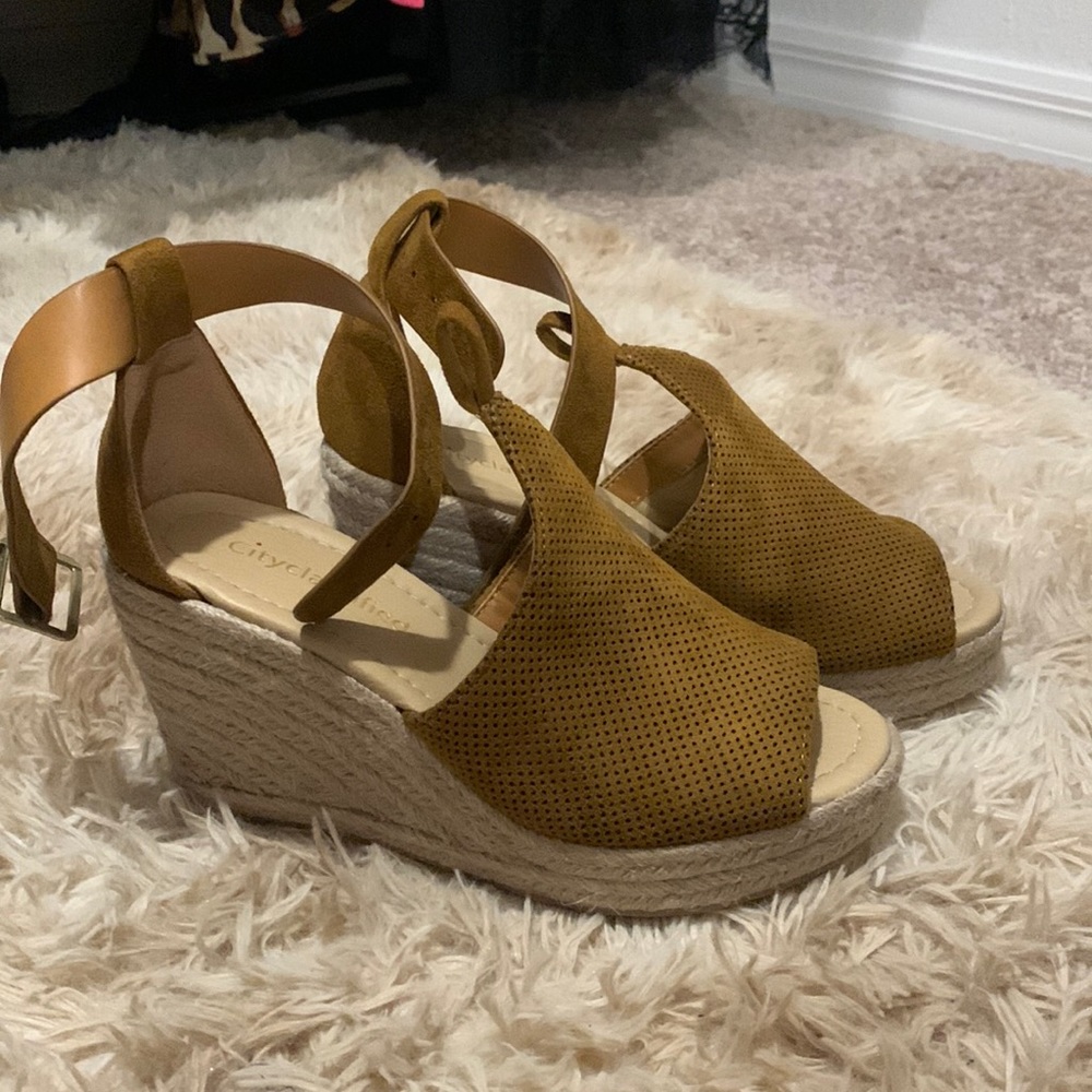 NWOT size 6 brown wedge sandals